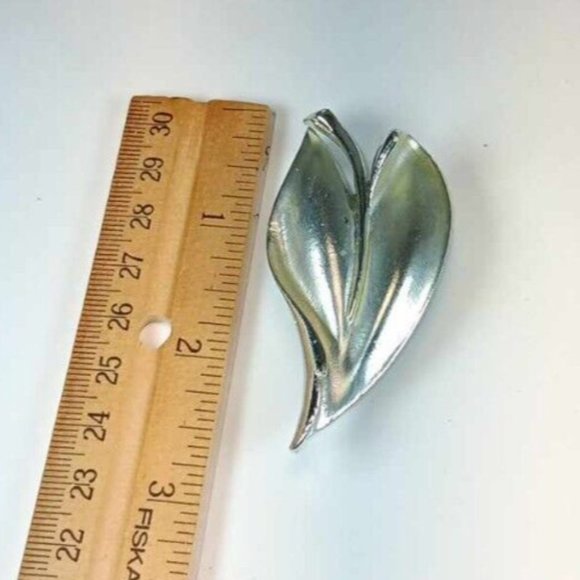 VINTAGE DESIGNER CORO FEATHER BROOCH LARGE SILVER TONE METAL STATEMENT JEWELRY - Picture 3 of 5